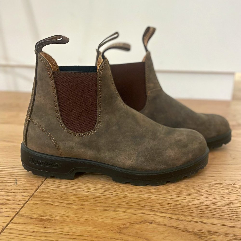 (Practically new, worn once!) Blundstone 585 Chelsea Boots - Women's